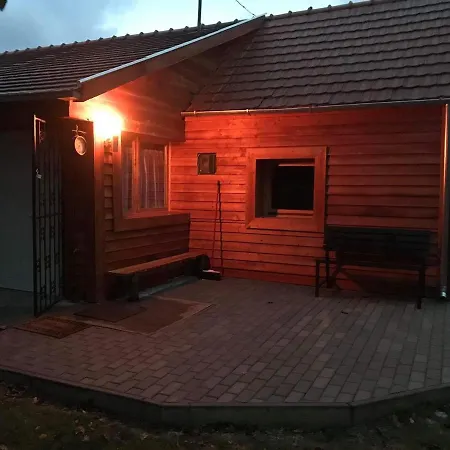 Апартаменты Family Wellness Jacuzzi Sauna Wood Fired Hot Tub 8 Min From Heviz Rezi