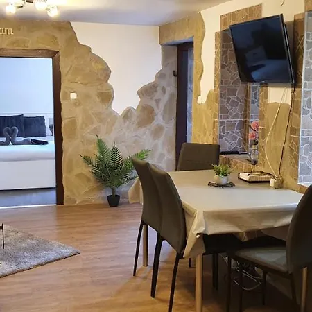 Апартаменты Family Wellness Jacuzzi Sauna Wood Fired Hot Tub 8 Min From Heviz