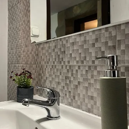 Апартаменты Family Wellness Jacuzzi Sauna Wood Fired Hot Tub 8 Min From Heviz *