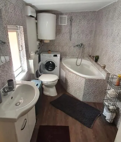 Family Wellness Jacuzzi Sauna Wood Fired Hot Tub 8 Min From Heviz